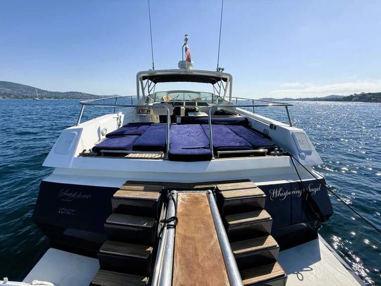Technomarine cobra 62 między profesjonalistami a osobami prywatnymi w Port Grimaud