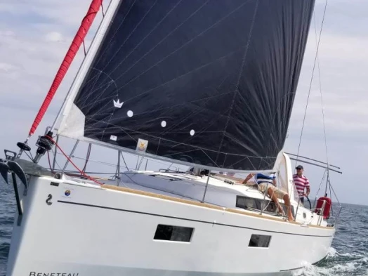Bénéteau Oceanis 38.1 między profesjonalistami a osobami prywatnymi w Les Sables-d'Olonne