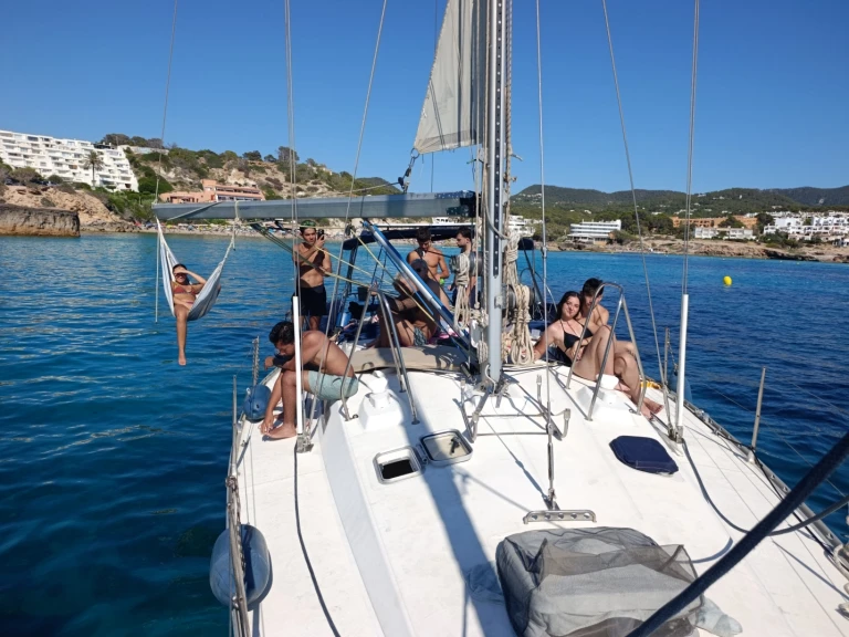 Jeanneau Sun Odyssey 44 między profesjonalistami a osobami prywatnymi w Sant Antoni de Portmany