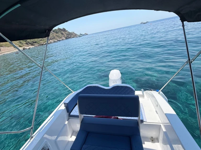 Wynajem Motorówka Trimarchi z patentem 