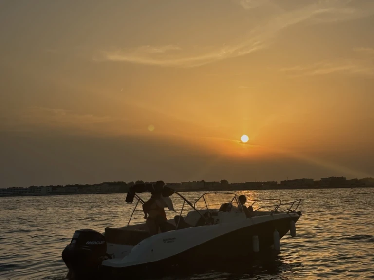 Quicksilver Activ 675 Sundeck między profesjonalistami a osobami prywatnymi w Carnon-Plage
