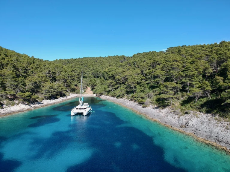 Wynajem Katamaran Lagoon z patentem 