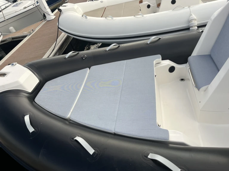 Zodiac Medline 6.8 między profesjonalistami a osobami prywatnymi w La Trinité-sur-Mer
