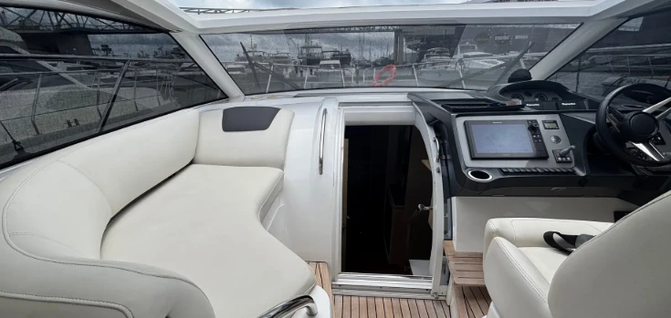 Princess V40 między profesjonalistami a osobami prywatnymi w Port de Sitges Aiguadolç
