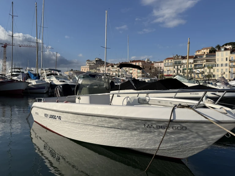 Sessa Marine Key Largo 16 między profesjonalistami a osobami prywatnymi w Cannes