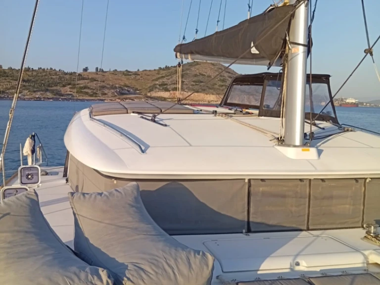 Wynajmij Katamaran z lub bez skippera Lagoon w Alimos