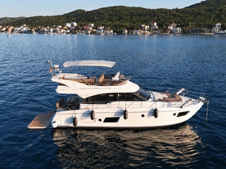 Wynajmij Motorówka z lub bez skippera Bavaria w Tivat