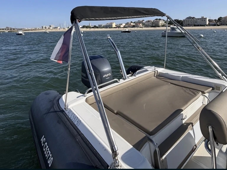 Wynajmij Joker Boat Clubman 26 Special w Grand Piquey