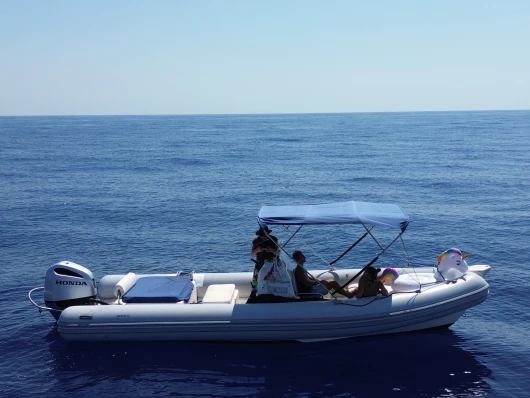 Wynajem Łódż półsztywna Joker Boat z patentem 