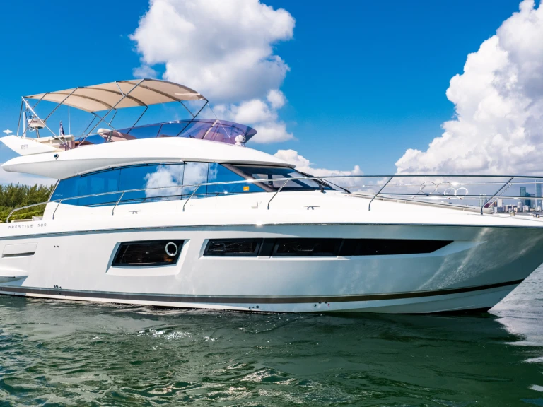 Prestige Prestige 500 Fly między profesjonalistami a osobami prywatnymi w Miami Beach