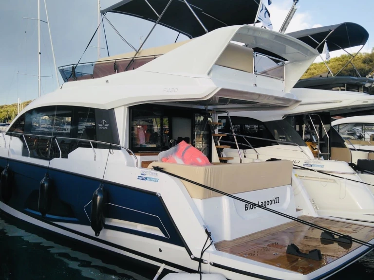 Wynajmij Luksusowy jacht z lub bez skippera Sealine w Pula
