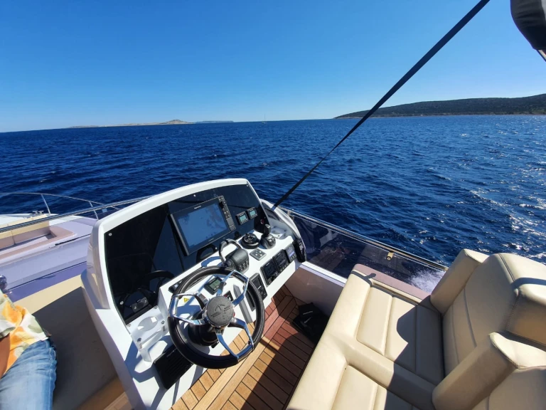 Sealine Sealine F430 między profesjonalistami a osobami prywatnymi w Pula