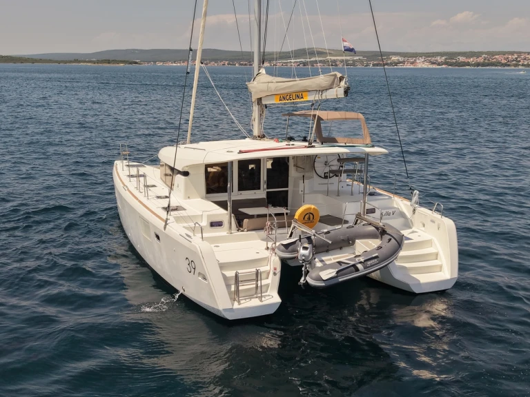 Lagoon Lagoon 39 między profesjonalistami a osobami prywatnymi w Biograd na Moru