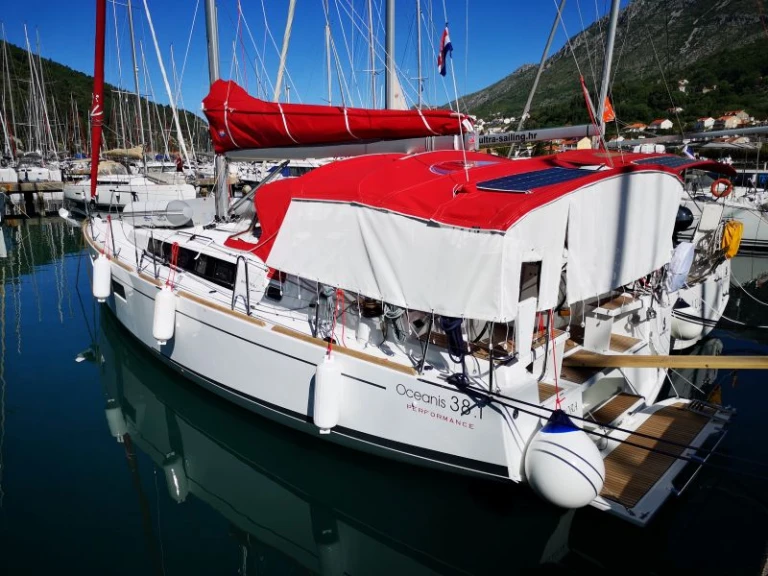 Wynajmij Bénéteau Oceanis 38.1 w Komolac