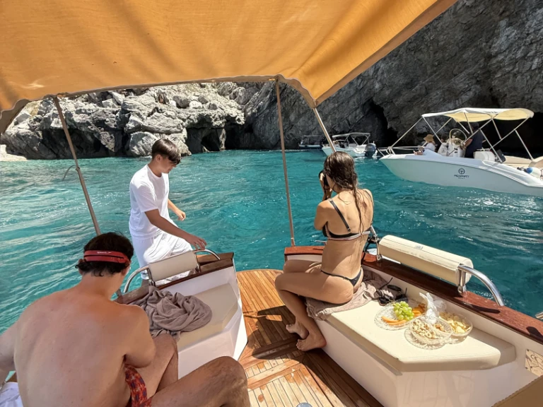 Wynajem łodzi Capri tanio 8,50 GOZZO
