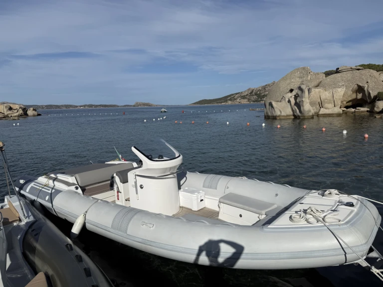 Wynajem Łódż półsztywna w Porto Turistico Palau - Pirelli P880 sport