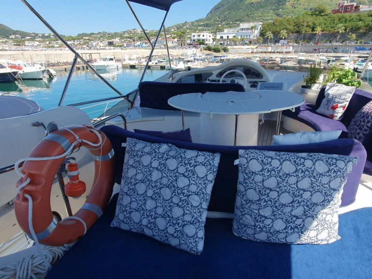 Azimut Azimut 46 Fly między profesjonalistami a osobami prywatnymi w La Maddalena