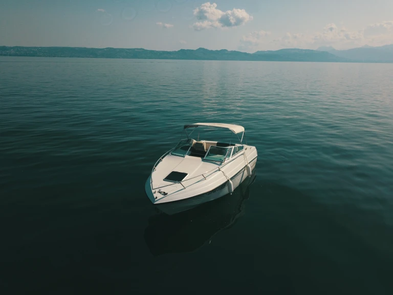 Crownline Crownline 210 CCR między profesjonalistami a osobami prywatnymi w Évian-les-Bains