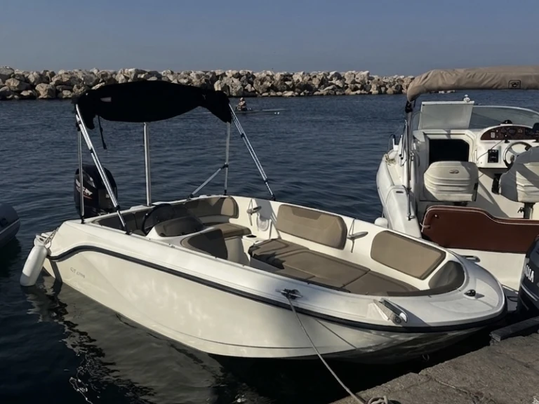 Quicksilver 475 Axess między profesjonalistami a osobami prywatnymi w Marsylia