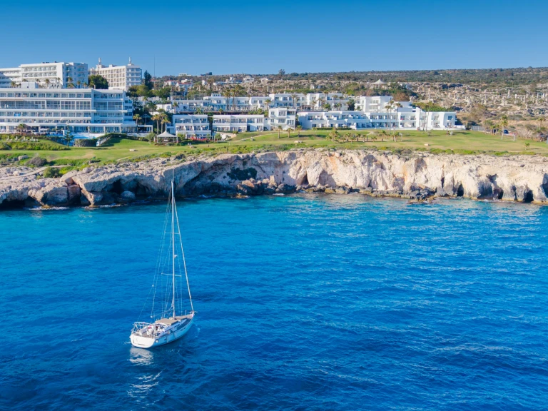 Jeanneau Sun Odyssey 409 między profesjonalistami a osobami prywatnymi w Protaras