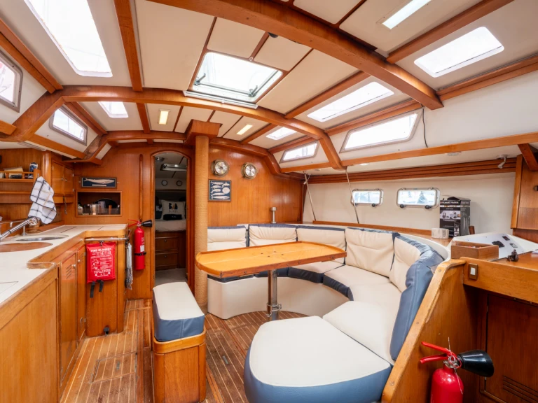 Wynajmij Jeanneau Sun Odyssey 42 w Combarro