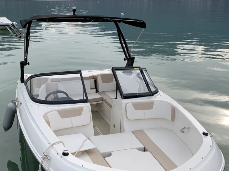 Bayliner VR4 między profesjonalistami a osobami prywatnymi w Annecy