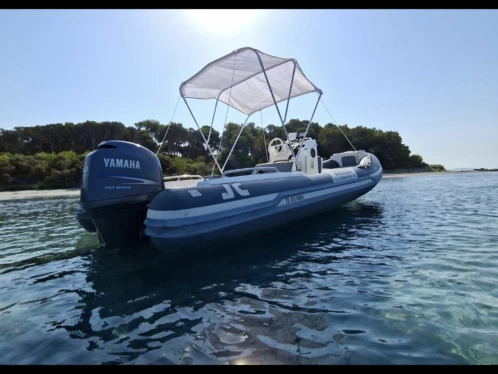 Joker Boat Clubman 22 między profesjonalistami a osobami prywatnymi w Hyeres