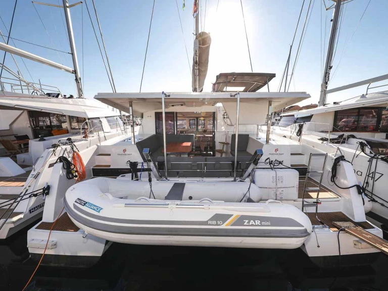 Wynajem Katamaran Fountaine Pajot z patentem 