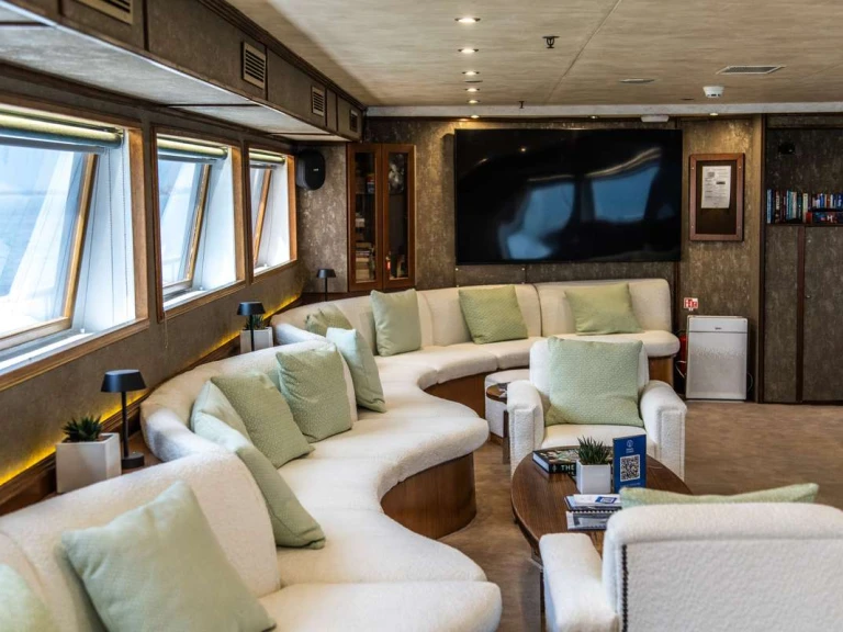 Wynajmij Custom Harmony G w Piraeus