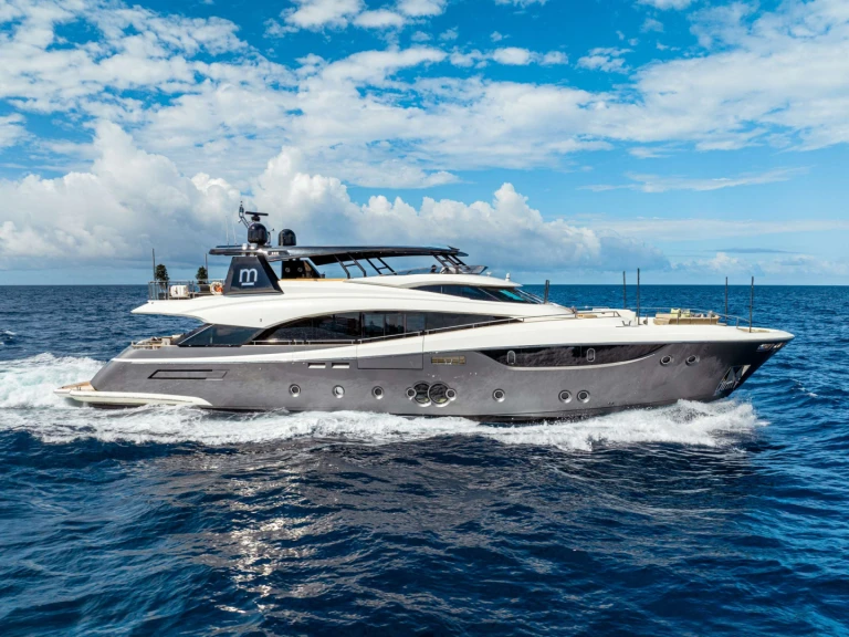 MonteCarloYachts CIELO NERO między profesjonalistami a osobami prywatnymi w Bahamy