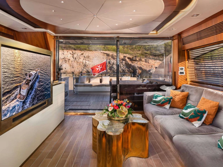 Sunseeker BLADE 6 między profesjonalistami a osobami prywatnymi w Ateny