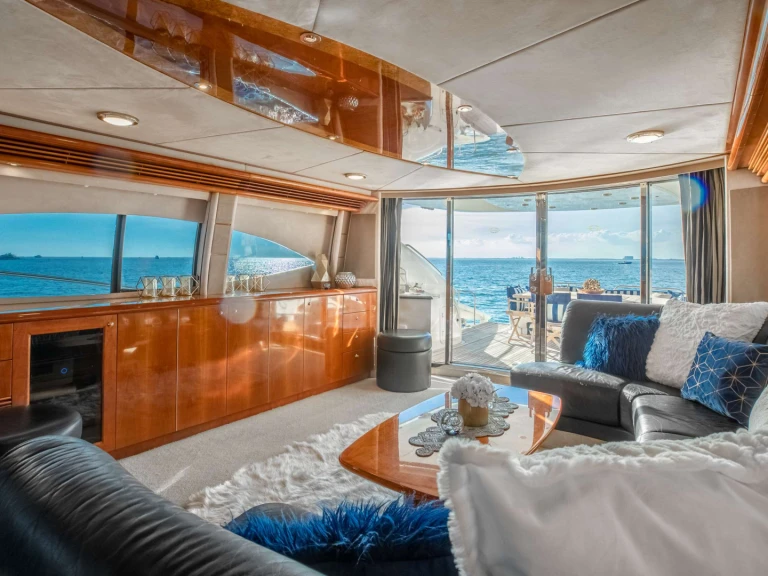Sunseeker LeoLena między profesjonalistami a osobami prywatnymi w Miami Beach