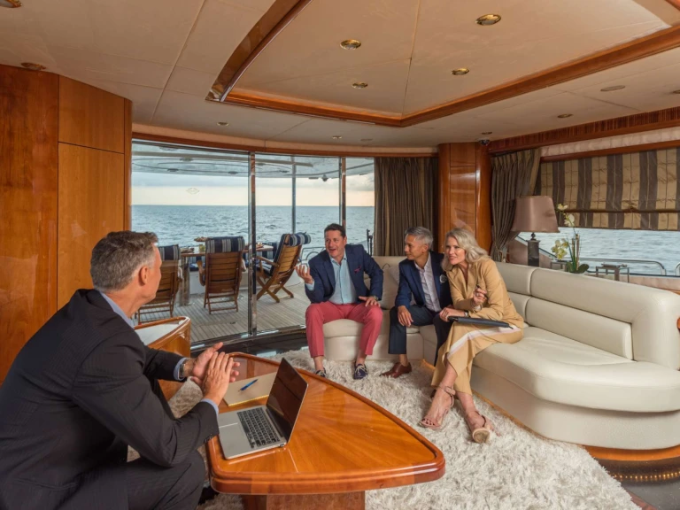Sunseeker Vanguard między profesjonalistami a osobami prywatnymi w Floryda