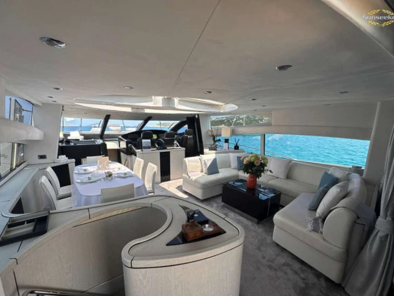 Sunseeker Light Blue między profesjonalistami a osobami prywatnymi w Poltu Quatu