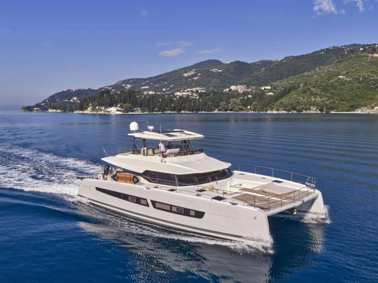 Fountaine Pajot ARIVA między profesjonalistami a osobami prywatnymi w Korfu