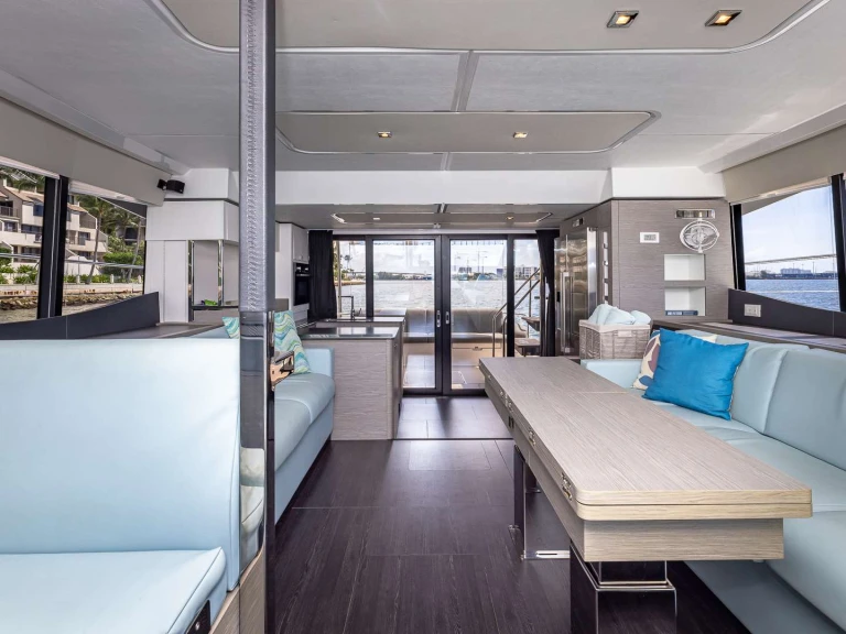 Fountaine Pajot Happy Place między profesjonalistami a osobami prywatnymi w Miami