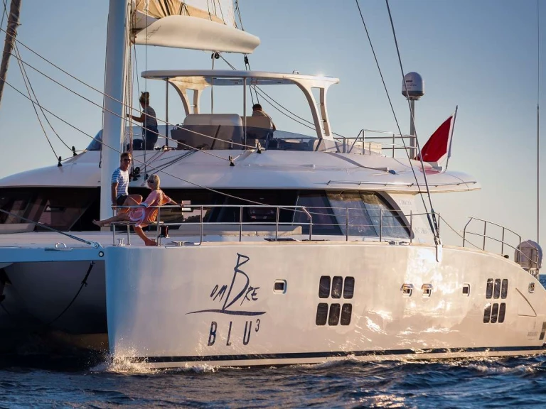 Sunreef OMBRE BLU3 między profesjonalistami a osobami prywatnymi w Sardinia Island