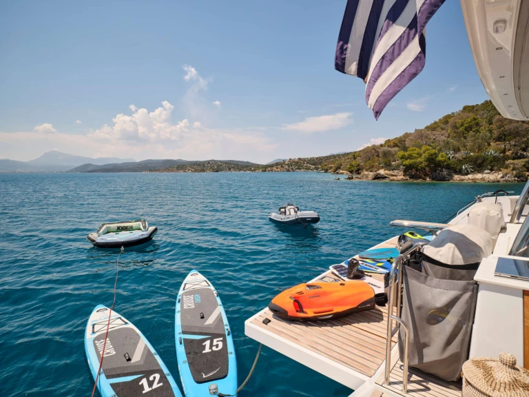 Fountaine Pajot KIMATA między profesjonalistami a osobami prywatnymi w Piraeus