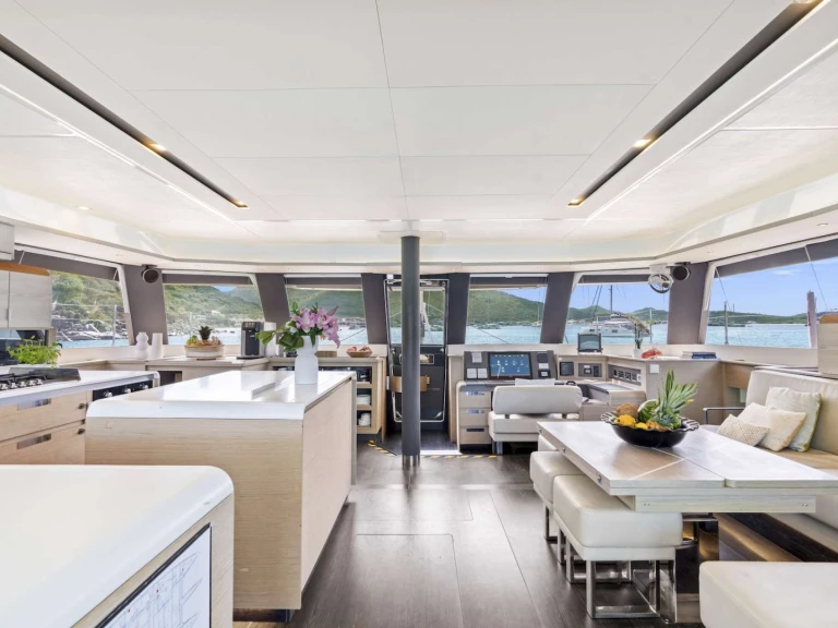 Fountaine Pajot ADEONA między profesjonalistami a osobami prywatnymi w Korsyka