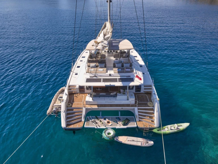 Fountaine Pajot SERENISSIMA między profesjonalistami a osobami prywatnymi w Nea Peramos
