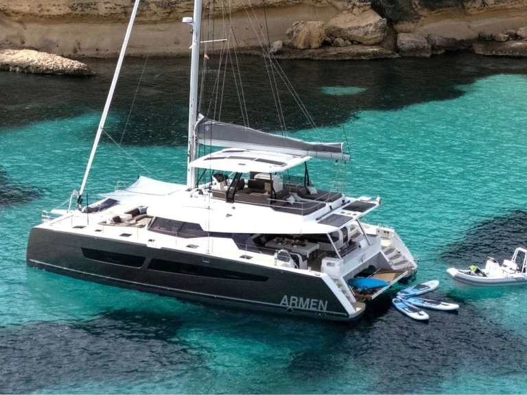 Fountaine Pajot ARMEN między profesjonalistami a osobami prywatnymi w Baleary