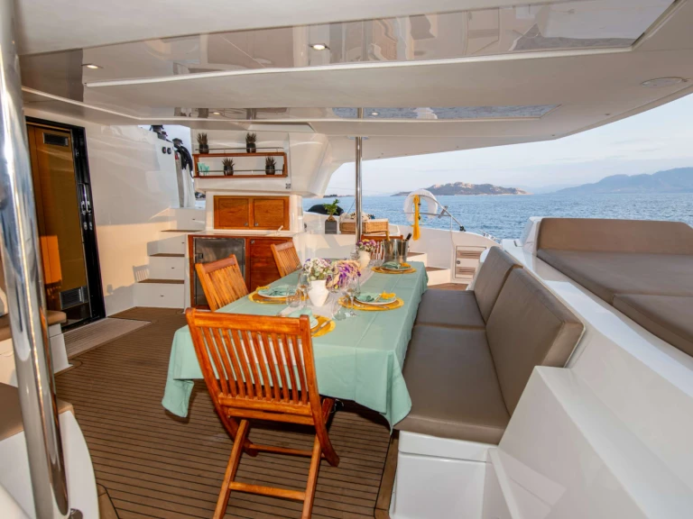 Fountaine Pajot HIGHJINKS  między profesjonalistami a osobami prywatnymi w Piraeus