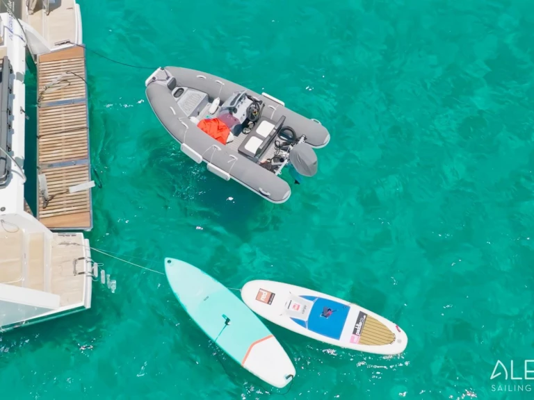 Fountaine Pajot ALEGRIA między profesjonalistami a osobami prywatnymi w Kalamata