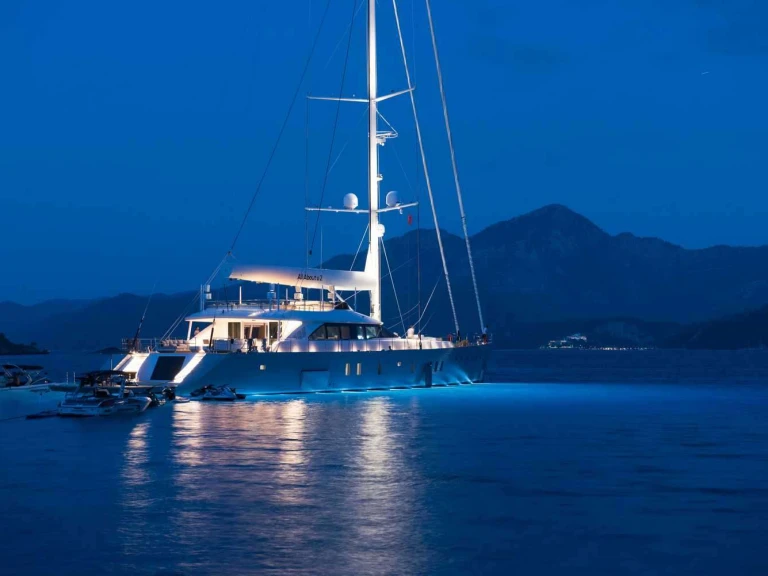 Ada Yacht All About U 2 między profesjonalistami a osobami prywatnymi w Bodrum