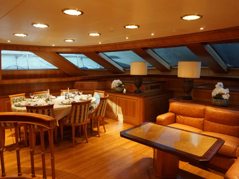 Perini Navi ELLEN między profesjonalistami a osobami prywatnymi w Monte-Carlo
