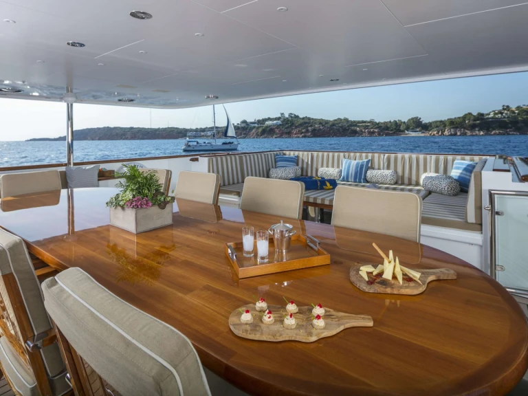 Wynajem Luksusowy jacht Feadship z patentem 