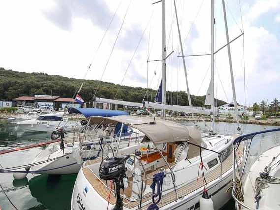Bavaria Cruiser 34 między profesjonalistami a osobami prywatnymi w Pula