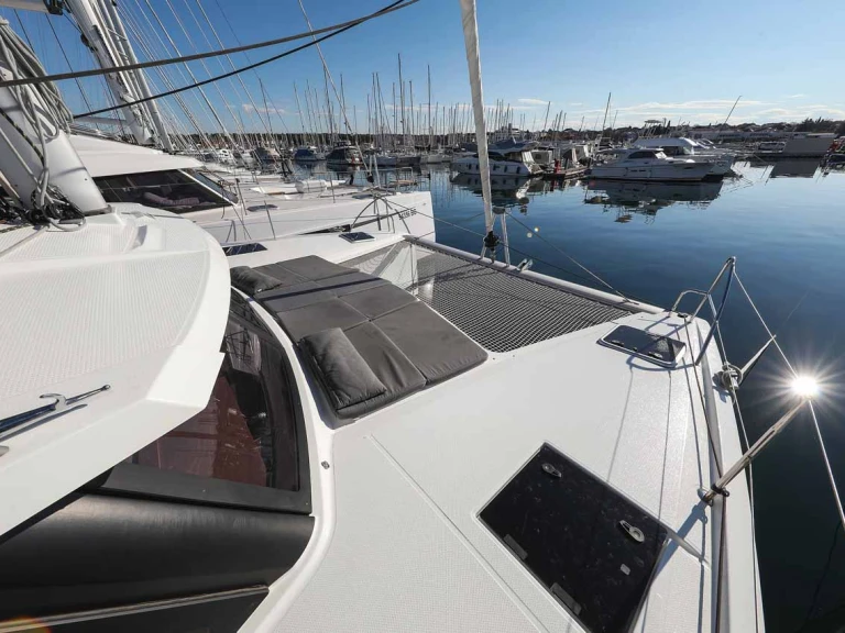 Fountaine Pajot Isla 40 między profesjonalistami a osobami prywatnymi w Lefkáda