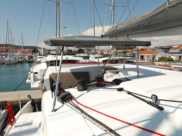 Fountaine Pajot Lucia 40 między profesjonalistami a osobami prywatnymi w Pula