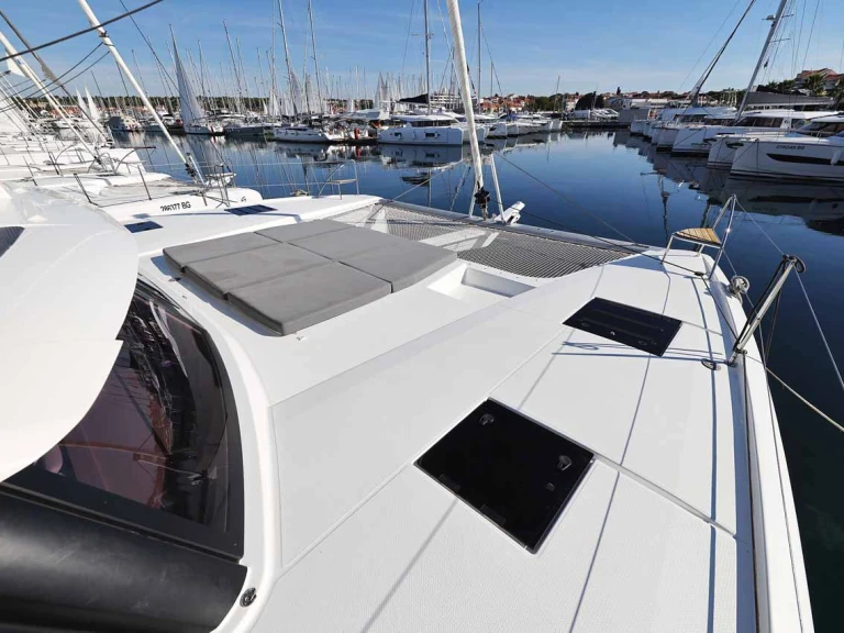 Fountaine Pajot Tanna 47 między profesjonalistami a osobami prywatnymi w Trogir